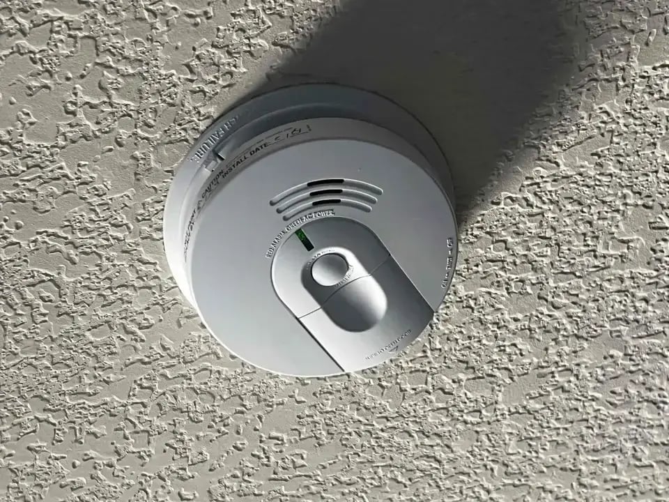 Picture of a smoke detector on a ceiling